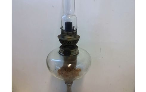 LAMPE A PETROLE .