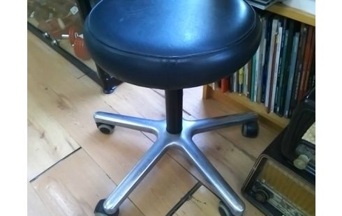 TABOURET SUR ROULETTES