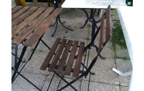 TABLE DE JARDIN AVEC 2 CHAISES PLIANTES