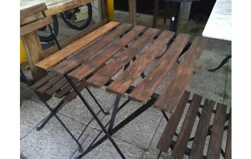 TABLE DE JARDIN AVEC 2 CHAISES PLIANTES