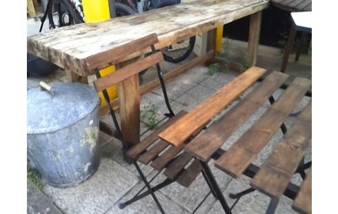TABLE DE JARDIN AVEC 2 CHAISES PLIANTES