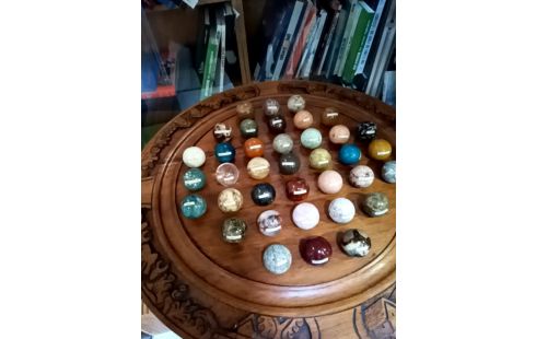 JEU SOLITAIRE SUR TABLE