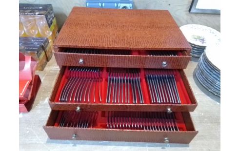 MENAGERE COUVERTS DE TABLE