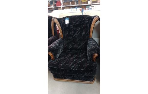 FAUTEUIL NOIR ET PETIT CARRÉ