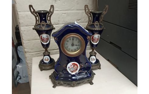 HORLOGE ET VASE ROMANTIQUE