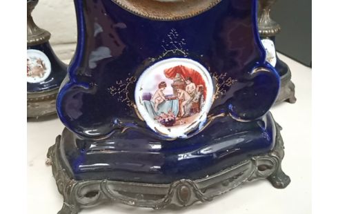 HORLOGE ET VASE ROMANTIQUE