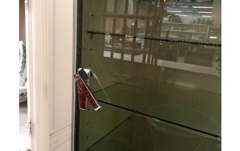 VITRINE metal et verre de pharmacie