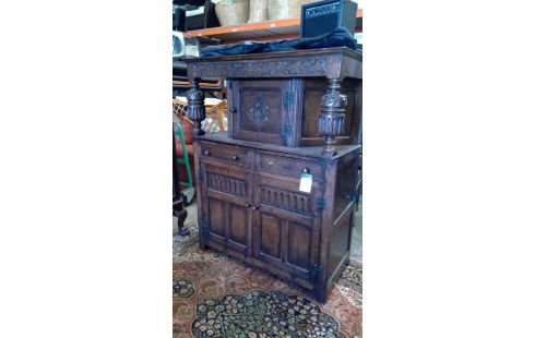 ZWEITILIGER KÜCHENSCHRANK GOTISCH