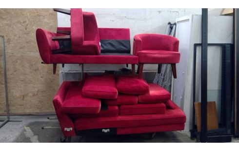 SALON D'ANGLE EN VELOURS ROUGE + 2 FAUTEUILS