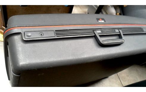 REISKOFFER DELSEY GRIJS PVC + SLEUTEL