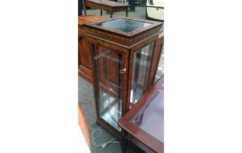 VITRINE SUR ROULETTES