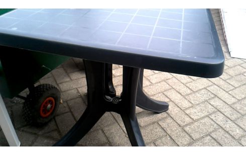 TABLE DE JARDIN CARRE NOIRE PVC