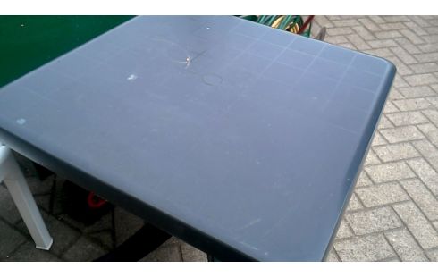TABLE DE JARDIN CARRE NOIRE PVC