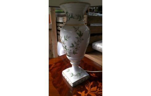 TAFELLAMP LIMOGES WIT PORSELEIN BLOEMEN