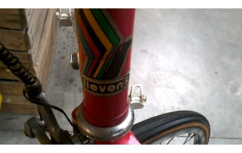 RENNRAD ROT NATURFARBEN IM VINTAGE-STIL