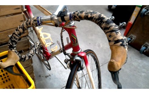 RENNRAD ROT NATURFARBEN IM VINTAGE-STIL