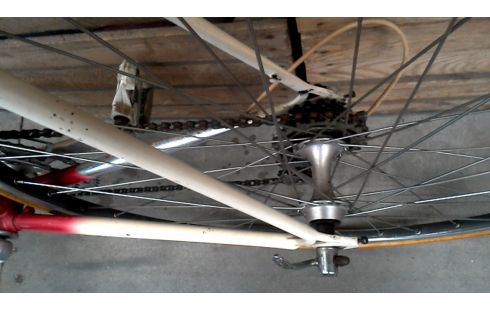 RENNRAD ROT NATURFARBEN IM VINTAGE-STIL