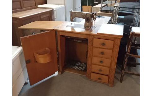 MACHINE A COUDRE MECANIQUE DANS MEUBLE