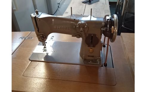 MACHINE A COUDRE MECANIQUE DANS MEUBLE