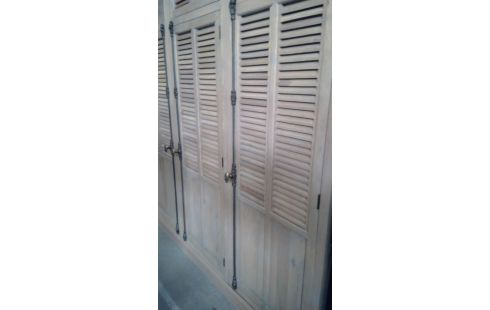 KLEERKAST KOLONIAAL HOUT/GROOT