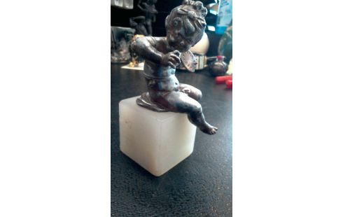FIGURINE