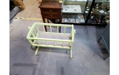 BERCEAU BOIS VERT À ROULETTE
