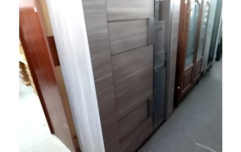 VITRINE MODERNE 1 MARQUE  EN HAUT A DROITE