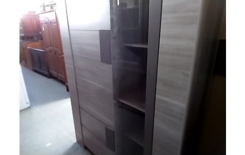 VITRINE MODERNE 1 MARQUE  EN HAUT A DROITE