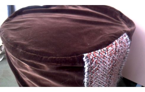 PUF REDONDO PARDO TERCIOPELO