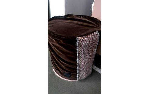 PUF REDONDO PARDO TERCIOPELO