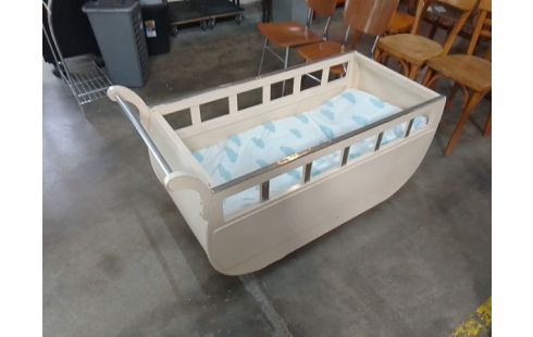 LIT BEBE SUR ROULETTES