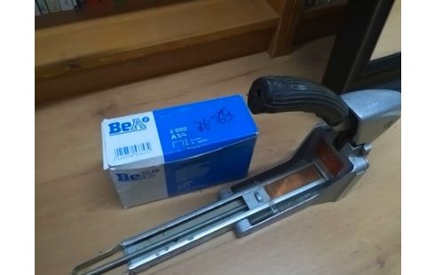 AGRAFEUSE POUR CARTONS (AVEC AGRAFES)