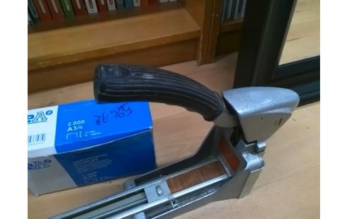 AGRAFEUSE POUR CARTONS (AVEC AGRAFES)