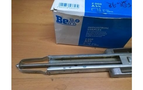 AGRAFEUSE POUR CARTONS (AVEC AGRAFES)