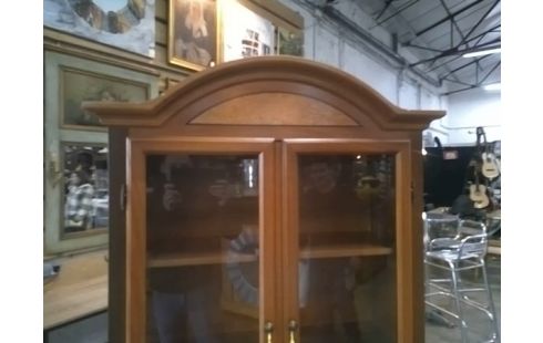 VITRINE 4 PORTES 1 TIROIR CHAPEAU DE GENDARME