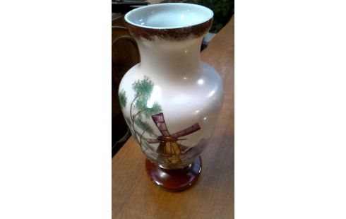VASE OPALINE