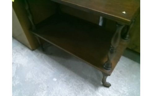 DESSERTE A ROULETTES .