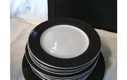 LOT D'ASSIETTES NOIRE ET BLANCHE NOVASTYLE