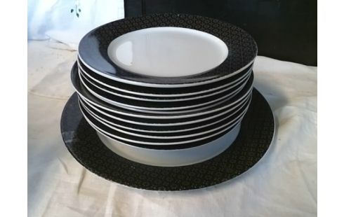 LOT D'ASSIETTES NOIRE ET BLANCHE NOVASTYLE