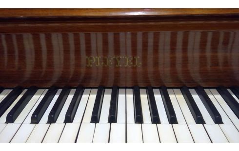 PIANO PLEYEL