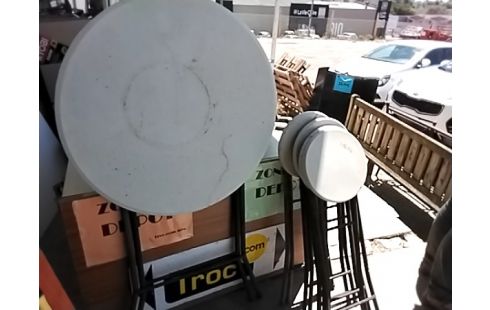 GUÉRIDON AVEC 4 TABOURETS