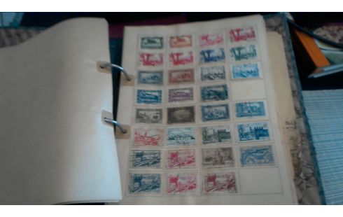 TIMBRES COLLECTION EN CLASSEUR