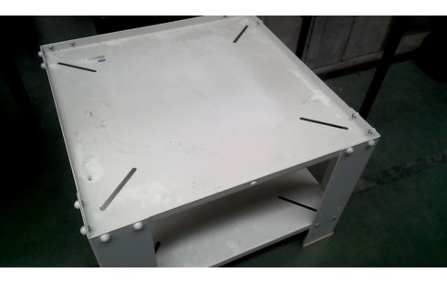 KAST ONDERSTEL WASMACHINE. WIT METAAL