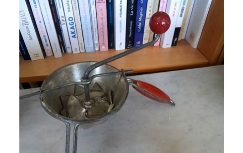 MOULIN A LEGUMES ANCIEN