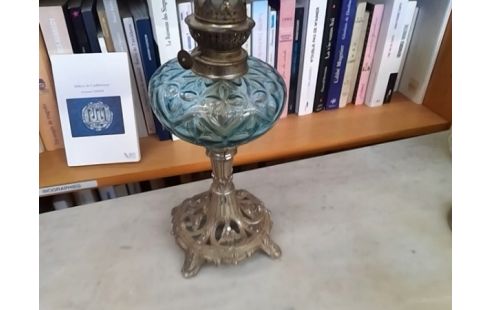LAMPE A PETROLE VERRE BLEU