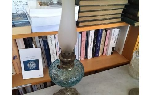 LAMPE A PETROLE VERRE BLEU