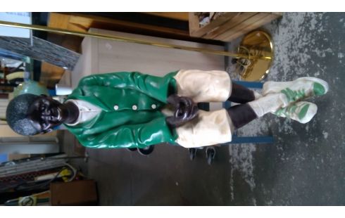 BEELD JONGEN MET BIJHOREND KRUKJE