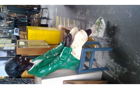 BEELD JONGEN MET BIJHOREND KRUKJE