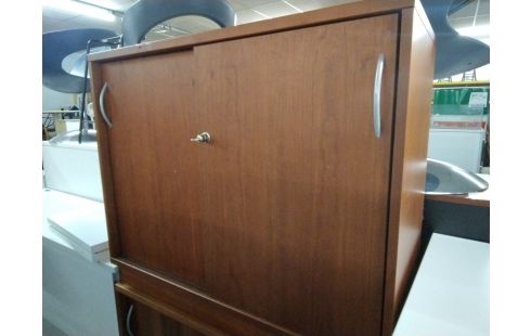 MEUBLE BAS 2 PORTES COULISSANTES TEINTE MERISIER +CLE