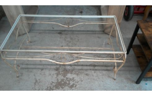 LAGE TAFEL SMEEDIJZER IN DE STAAT